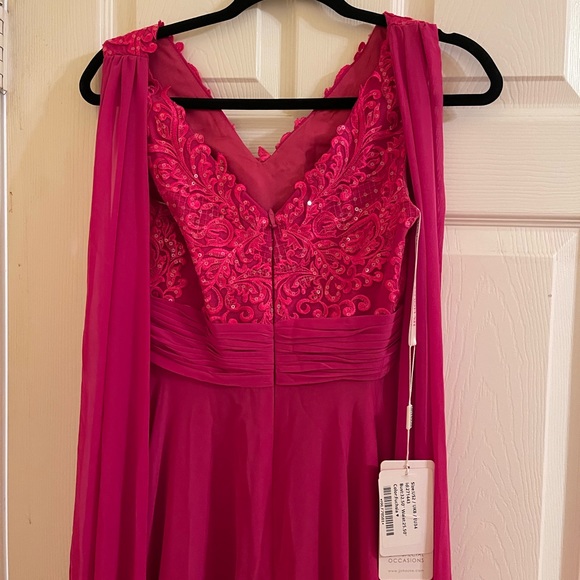 Beautiful never worn gown! - Picture 4 of 6